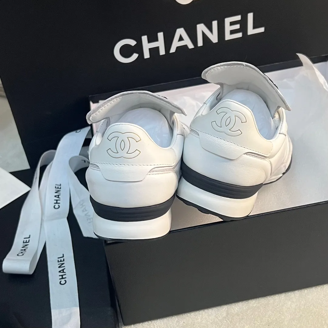 👟👟Ex-factory price 520👟👟 CHANEL 23s new spring and summer sneakers are now available❤️ Original purchased for development and production. Xiaoxiang’s casual sneakers this season have hit the Xiaohongshu INS. Various social platforms exploded like crazy! Classic design. The upper is electro-embroidered with various techniques. The outsole is fashionable and sporty. Extraordinary inclusion of a variety of panda shoe color elements. Lightweight and versatile❗️Not tired when you run wild❗️ Exquisitely packaged at the delivery counter🛍📦 ▪️Inner lining: original imported lambskin + rhombus craft ▪️Sole: original molded T👟👟Factory price U combination outsole ▪️Heel height: 2CM ▪️Size: Women's size 35-40